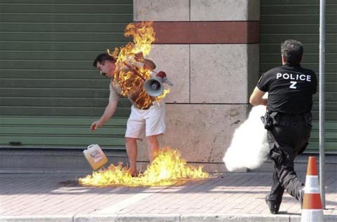7. Một người đàn ông tự thiêu trước cửa ngân hàng ở Thessaloniki, phía bắc Hy Lạp vào ngày 16/9/2011 do không đủ tiền để trả nợ. (Ảnh: Reuters)